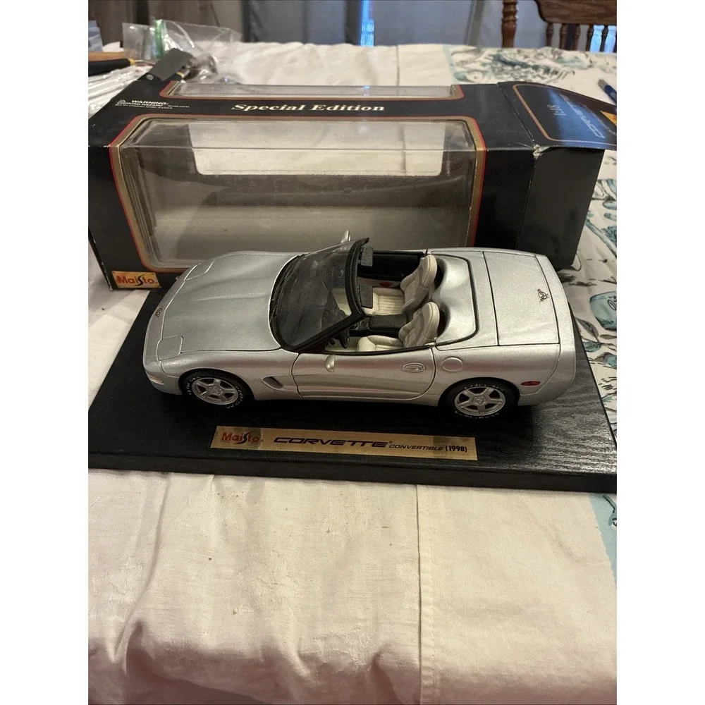 MAISTO 1998 CHEVROLET CORVETTE CONVERTIBLE SILVER SPECIAL EDITION 1:18 In Box